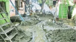दिल्ली में बाढ़ का असर,गाद और गंदगी से जूझते लोग, अब गाद से लड़ी जा रही जंग